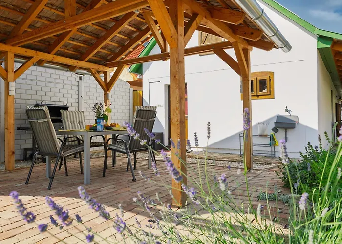 Goggola By Interhome בלטונללה